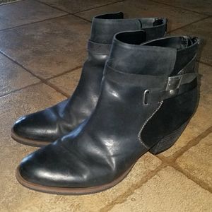 Korks sz 9.5 black leather booties